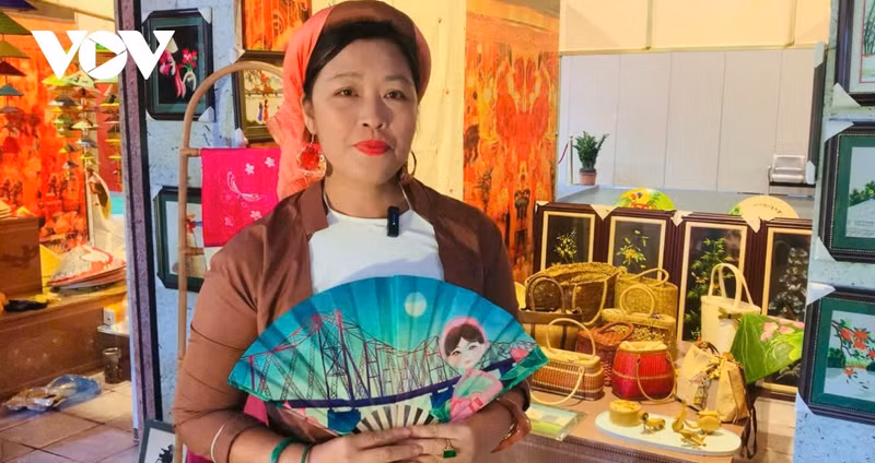 Selon Le Thi Lan Huong, de l’Association des objets d'art et des villages artisanaux de Hanoï, « la foire représente une excellente opportunité pour promouvoir nos créations, préserver notre artisanat et élargir nos débouchés ». Photo : VOV
