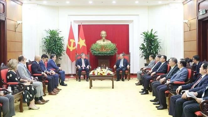 Le secrétaire général du Parti, To Lam (au milieu, à droite), et le président et directeur général de Murphy Oil Corporation, Eric Hambly, à Hanoi, le 15 octobre. Photo : VNA.