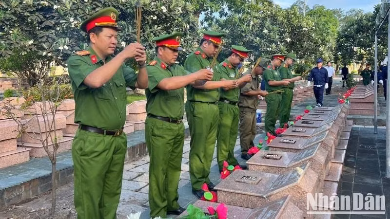 Les délégués rendent hommage aux soldats tombés pour la Patrie devant les tombes.