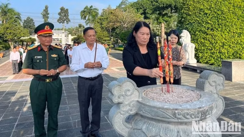 Les dirigeants de la province de Vinh Long rendent hommage aux soldats tombés pour la Patrie en brûlant des bâtons d’encens au cimetière des soldats tombés pour la Patrie de Ben Tre.