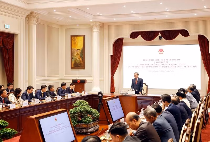Rencontre entre le secrétaire général du Parti et président de la République, To Lam, et les dirigeants des représentations vietnamiennes à l'étranger, le 31 juillet à Hanoï. Photo : VNA.