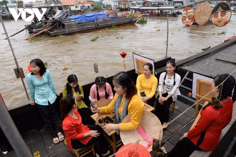 L’un des moments les plus marquants du festival est la reconstitution du marché flottant de Cai Be sur la rivière du même nom. Photo : VOV