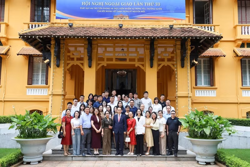 Le ministre vietnamien des Affaires étrangères, Le Hoai Trung, et des journalistes. Photo : ministère des Affaires étrangères.
