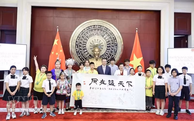 dai-dien-thieu-nhi-viet-nam-trung-quoc-chup-anh-chung-cung-lanh-dao-dai-su-quan-anh-cong-tuyen-pv-tai-trung-quoc-ttxvn-8784.jpg