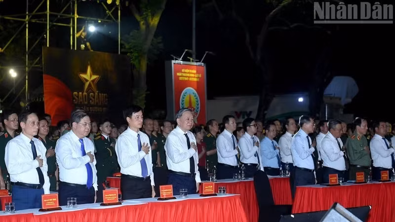 Le Secrétaire général du Parti communiste du Vietnam et Président de l'État, To Lam, le Premier ministre vietnamien Le Minh Hung, ainsi que des représentants, assistent au programme télévisé en direct «Les étoiles qui éclairent la voie», à Hanoï. (Photo : Dang Khoa)