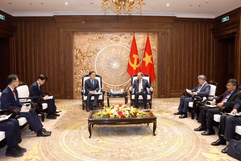 Le secrétaire général du Parti et président vietnamien Tô Lâm reçoit le ministre sud-coréen du Territoire, des Infrastructures et des Transports, Kim Yun-duk, à Hanoi, le 30 juillet. Photo : VNA.