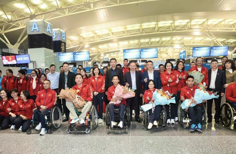 Les responsables de l’Administration vietnamienne des sports accompagnent la délégation lors de son départ à l’aéroport international de Noi Bai.