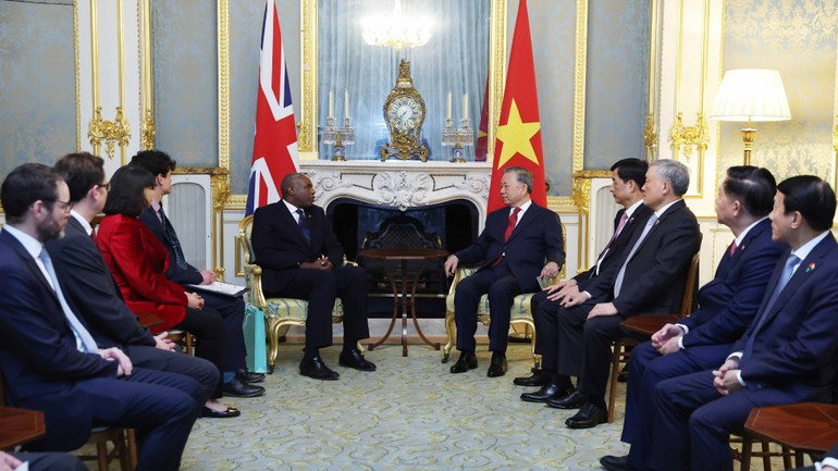 Le secrétaire général du PCV Tô Lâm (droite) et le vice-Premier ministre britannique David Lammy. Photo : VNA.