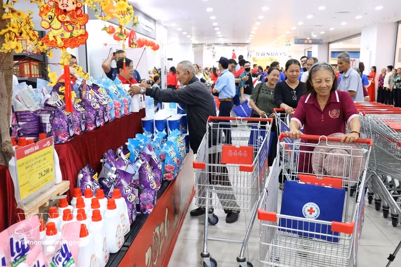 Des bénéficiaires de politiques sociales et des ménages en difficulté font leurs achats dans un « supermarché à 0 dông » lors de la cérémonie de lancement du Mois de l’action humanitaire 2026. Photo : VNA.