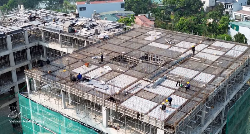 Les travaux de construction d’un projet de logements sociaux à Tuyen Quang s’accélèrent. Photo : VNA.