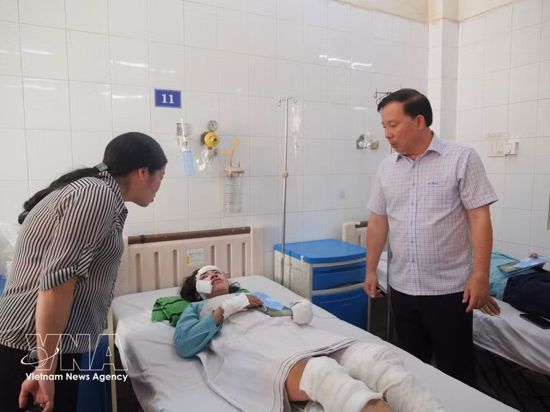 Des responsables de Dông Nai rendent visite à une victime de l’accident. Photo: VNA