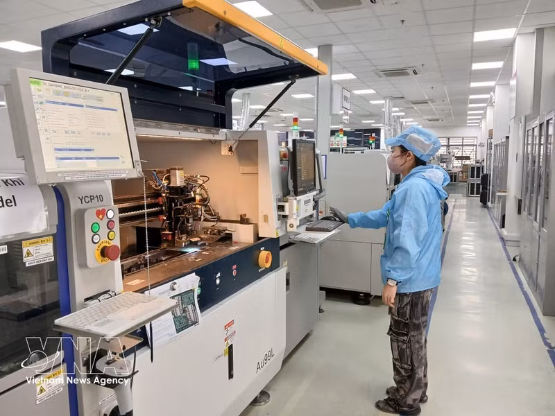 Une chaîne de production de composants électroniques à l'usine Trung Nam EMS, située dans le parc de haute technologie de Da Nang. Photo : VNA.
