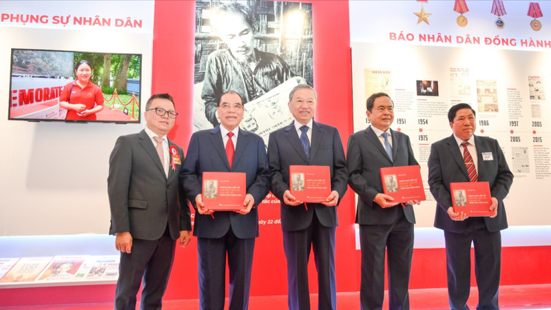Les dirigeants du Parti et de l'État reçoivent le livre « Les articles sur la culture et la presse de l'Oncle Ho dans le Journal Nhân Dân » au stand du Journal Nhân Dân. Photo : NDEL. 