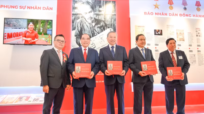 Les dirigeants du Parti et de l'État reçoivent le livre « Les articles sur la culture et la presse de l'Oncle Ho dans le Journal Nhân Dân » au stand du Journal Nhân Dân. Photo : NDEL. 