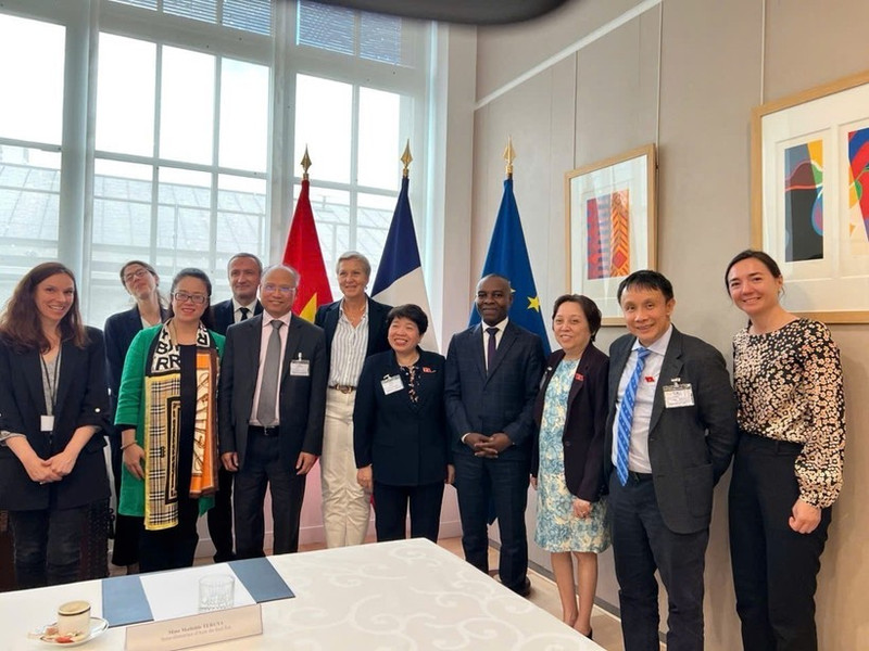 Le ministre délégué auprès du ministre de l’Europe et des Affaires étrangères, chargé de la Francophonie et des Partenariats internationaux, Thani Mohamed-Soilihi (4e à partir de la droite) et la vice-présidente de l’Assemblée nationale du Vietnam, Nguyen Thi Thanh (5e à partir de la droite). Photo : VNA.