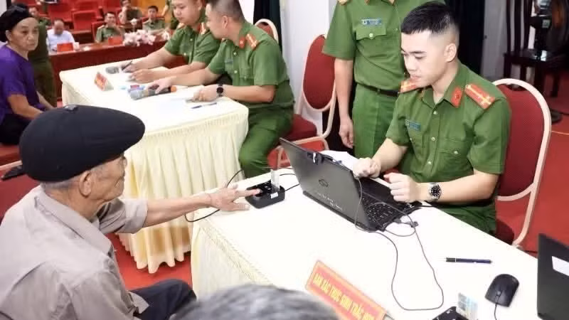 Vérification des informations des proches de martyrs sur un site de collecte de prélèvements ADN de la police provinciale de Tuyen Quang. Photo : Duc Thang.