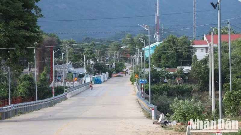 La commune de Phuoc Ha, située dans la région montagneuse de la province de Khanh Hoa, est en pleine transformation au rythme de la vie moderne. Photo : NDEL