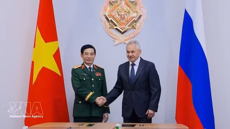 Le général Phan Van Giang (à gauche), membre du Bureau politique, vice-Premier ministre et ministre vietnamien de la Défense et le général Sergueï Choïgou, secrétaire du Conseil de sécurité russe (droite). Photo : VNA.