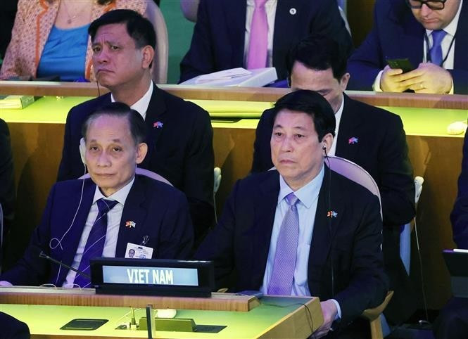 Le président vietnamien Luong Cuong (à droite) et le ministre des Affaires étrangères par intérim Le Hoai Trung assistent à la réunion de haut niveau pour célébrer le 80e anniversaire de la fondation des Nations Unies. Photo : VNA.