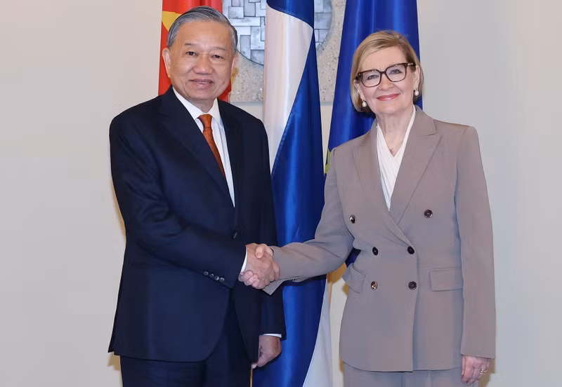 Le secrétaire général du Parti communiste du Vietnam (PCV), Tô Lâm, et la première vice-présidente du Parlement finlandais, Paula Risikko. Photo : VNA.