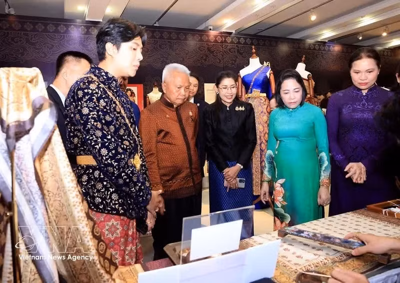 potal-chu-tich-quoc-hoi-kiem-chu-tich-ha-vien-thai-lan-du-trien-lam-trang-phuc-dan-toc-nhan-tai-bao-tang-phu-nu-viet-nam-8936932.jpg