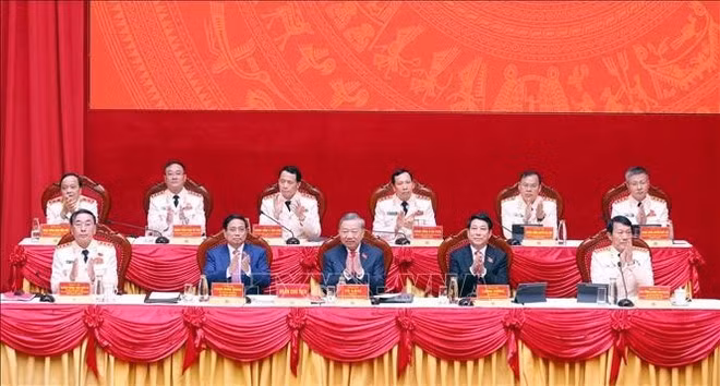 Le secrétaire général du Parti To Lam (au centre), le président vietnamien Luong Cuong (2e de droite à gauche) et le Premier ministre vietnamien Pham Minh Chinh (2e de gauche à droite) au Congrès. Photo : VNA.