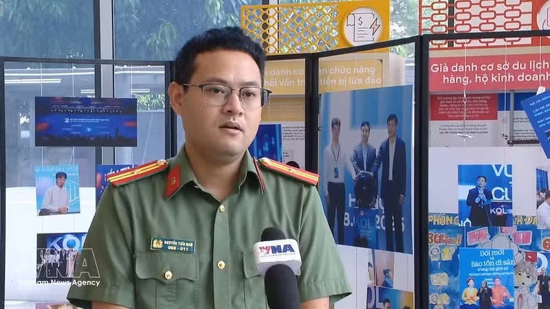 Nguyên Tiên Nam, officier de la 5e division du Département de la cybersécurité et de la prévention de la criminalité de haute technologie. Photo : VNA