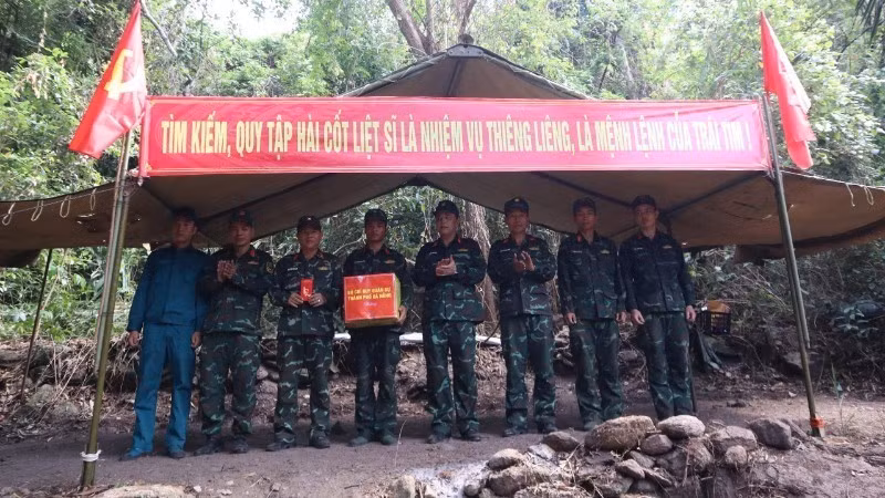 Le commandement militaire de la ville de Da Nang rend visite à l'équipe chargée de la recherche et du rapatriement des dépouilles des soldats morts pour la Patrie dans la grotte de Da Sap. Photo : NDEL