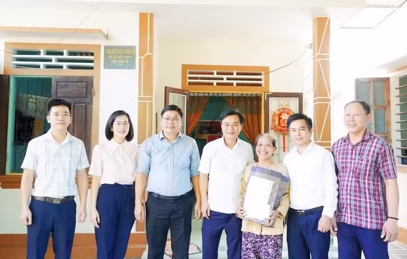 Les dirigeants de la province de Quang Tri et de la commune de Vinh Linh rendent visite à Mme Nguyen Thi Do, épouse du soldat tombé pour la Patrie Nguyen Van Son. Photo : NDEL.