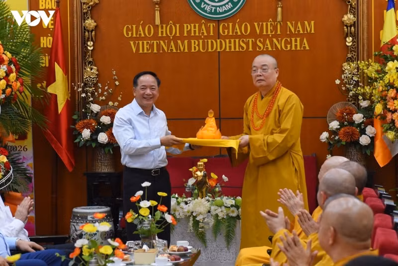 Le vénérable Thich Thanh Nhiêu offre une statue du Bouddha à la Commission centrale de la communication et de la mobilisation. Photo : Trong Phu/VOV.VN