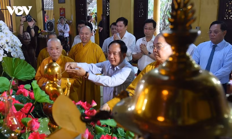 Le secrétaire du Comité central du Parti et chef de la Commission centrale de la communication et de la mobilisation de masses, Trinh Van Quyet, procède à la cérémonie du bain du Bouddha à la pagode Quan Su. Photo : Trong Phu/VOV.