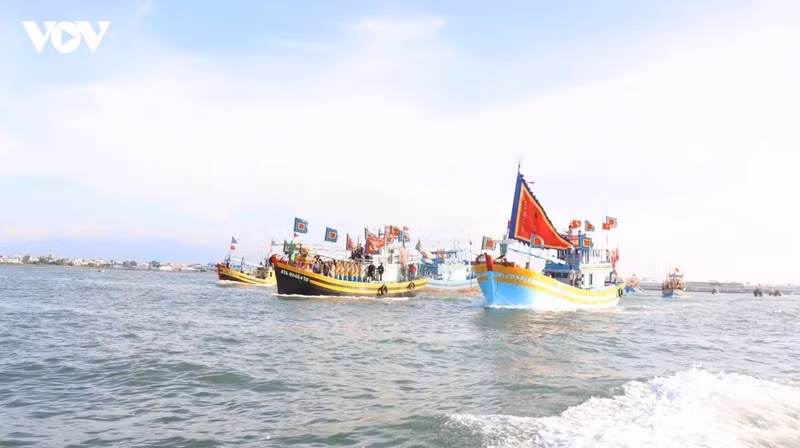 Les embarcations de pêche prennent la direction de Hon Lao pour accomplir le rituel traditionnel de la fête « Cầu ngư ». Photo : VOV