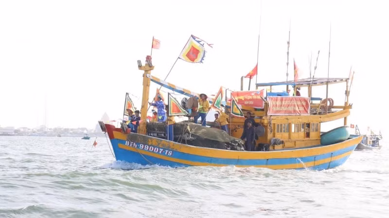 Un bateau de pêche, décoré aux couleurs de la fête, prend part à la procession de l’Ordre sacré de Ông Sanh au large de Phan Thiet. Photo : VOV