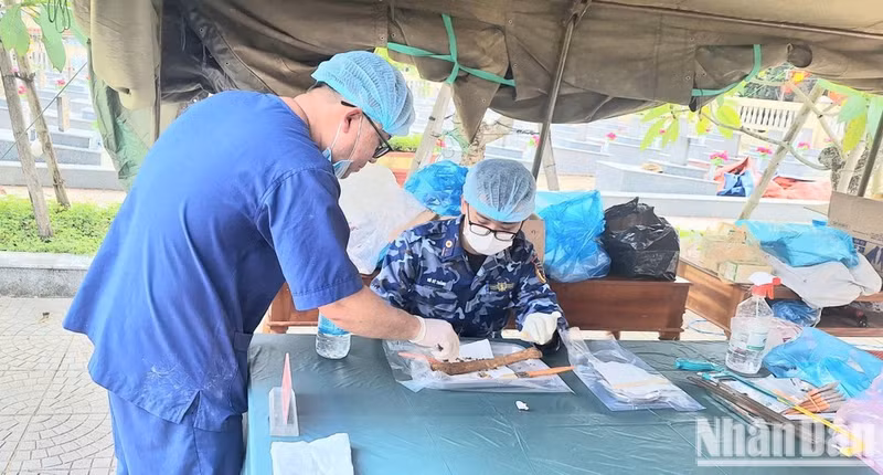 Des officiers et soldats du Commandement de la Région 2 des garde-côtes vietnamiens participent directement au prélèvement d'échantillons biologiques destinés aux analyses génétiques (ADN), afin de contribuer à l'identification des soldats morts au combat dont l'identité demeure inconnue. Photo : NDEL.