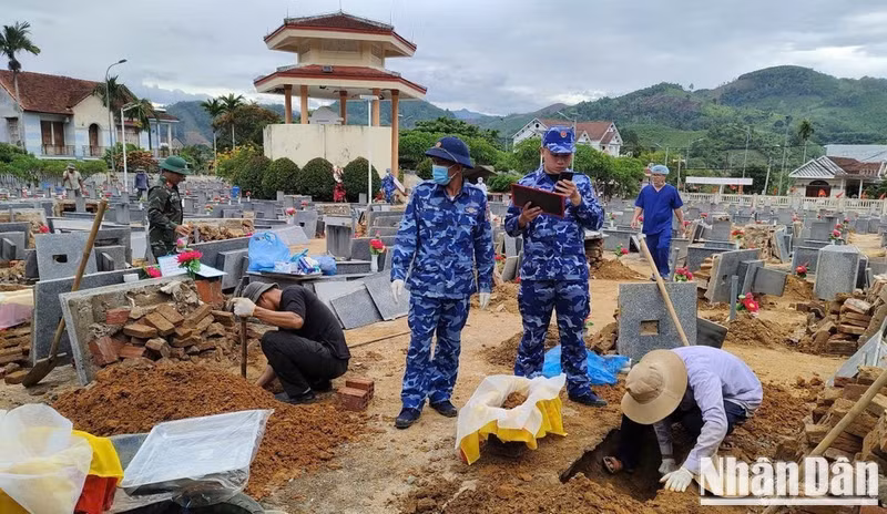 Au cimetière des martyrs de la commune de Son Ha, province de Quang Ngai (au Centre). Photo : NDEL.