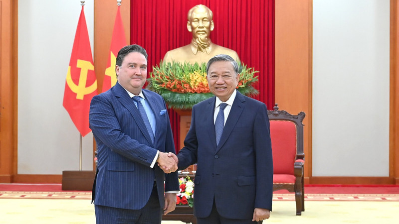 Le secrétaire général du Parti communiste du Vietnam, To Lam (droite), reçoit l'ambassadeur des États-Unis, Marc Knapper, venu lui dire au revoir au terme de son mandat au Vietnam. Photo : NDEL.