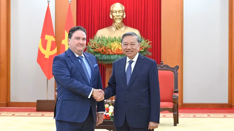 Le secrétaire général du Parti communiste du Vietnam, To Lam (droite), reçoit l'ambassadeur des États-Unis, Marc Knapper, venu lui dire au revoir au terme de son mandat au Vietnam. Photo : NDEL.
