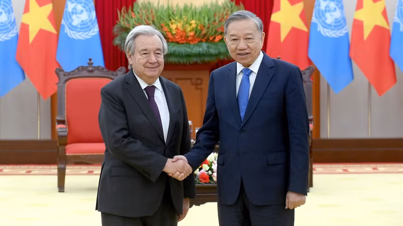 Le secrétaire général du Parti communiste du Vietnam (PCV), To Lam (à droite), reçoit le secrétaire général des Nations Unies, Antonio Guterres. Photo : NDEL.