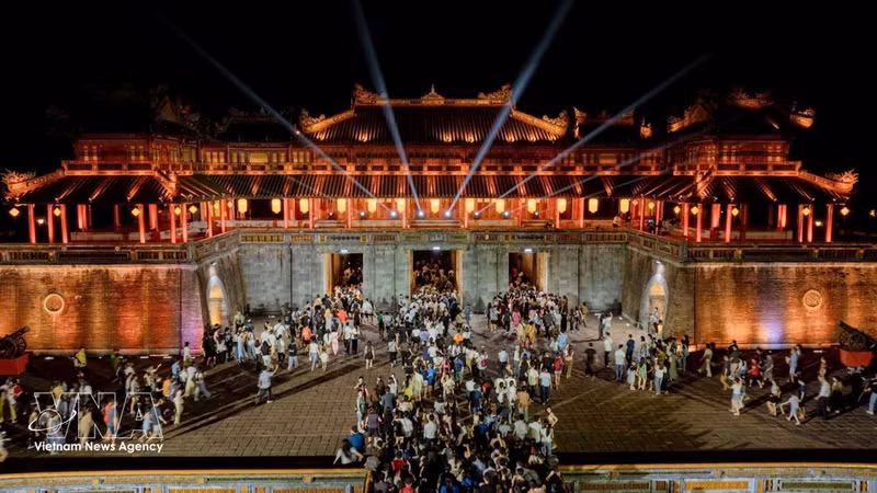 Forte de son riche patrimoine et de ses paysages naturels, Hue attire un grand nombre de visiteurs. Photo : VNA.