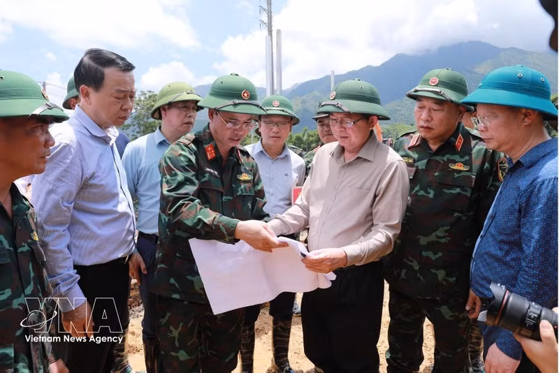 Le vice-Premier ministre a demandé une coordination étroite entre l'armée, la police, les services de santé et les autorités locales afin de prendre en charge les blessés, d'organiser dignement les funérailles des victimes et de fournir en urgence des abris temporaires, des vivres et des vêtements aux sinistrés. Photo : VNA.