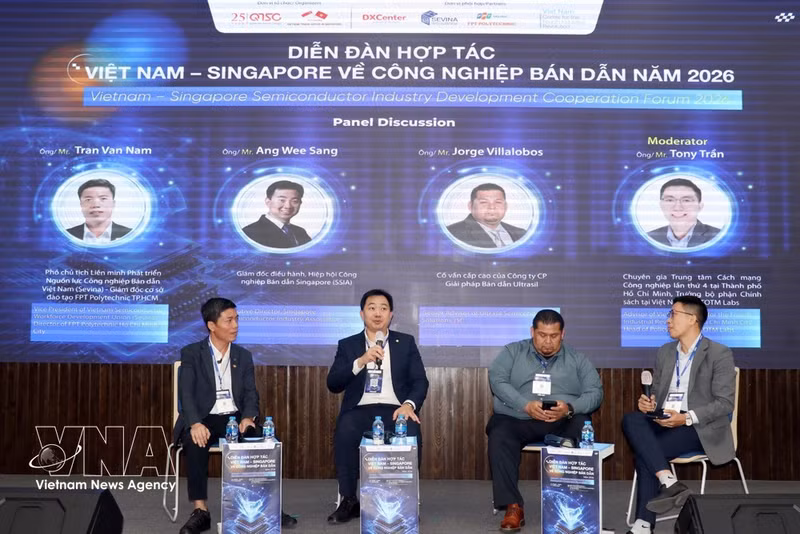Experts participant au e Forum de coopération Vietnam-Singapour pour le développement de l’industrie des semi-conducteurs 2026, à Hô Chi Minh-Ville. Photo: VNA