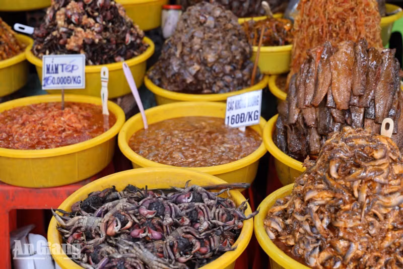 Une impressionnante variété de spécialités fermentées est proposée sur les étals. Photo : baoangiang.com.vn