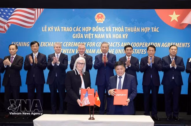 Le Secrétaire général (SG) du Parti communiste du Vietnam (PCV), ToLam, assiste à la cérémonie de remise du contrat de sélection et d’achat de moteurs ainsi que de services de maintenance entre VietjetAir (Vietnam) et Pratt &amp; Whitney (États-Unis) pour 137 appareils équipés de moteurs GTF. Photo : VNA.
