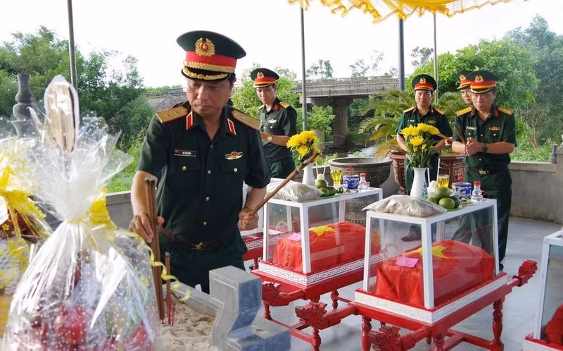 Le lieutenant-général Ha Tho Binh et la délégation ont également offert de l'encens sur le site de Cau Nhi, commune de Nam Hai Lang, province de Quang Tri.
