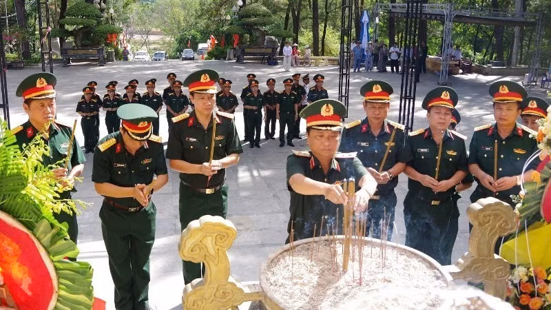 Le lieutenant-général Ha Tho Binh et la délégation ont offert de l'encens au Cimetière national des martyrs de Truong Son.