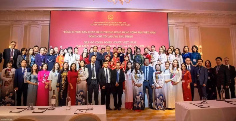 Le secrétaire général du Parti To Lam et son épouse posent pour une photo commémorative avec des représentants et des membres du personnel de l'ambassade du Vietnam et de la communauté vietnamienne au Royaume-Uni, le 28 octobre 2025. (Photo : Nguyen Hong)