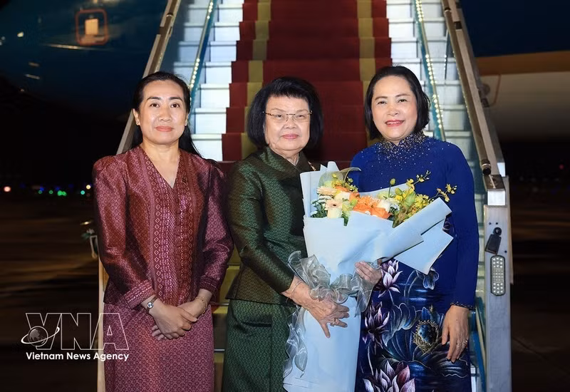 La vice-présidente de l'Assemblée nationale du Vietnam, Nguyen Thi Thanh (droite) accueille la présidente de l'Assemblée nationale du Cambodge, Samdech Khuon Sudary. Photo: VNA