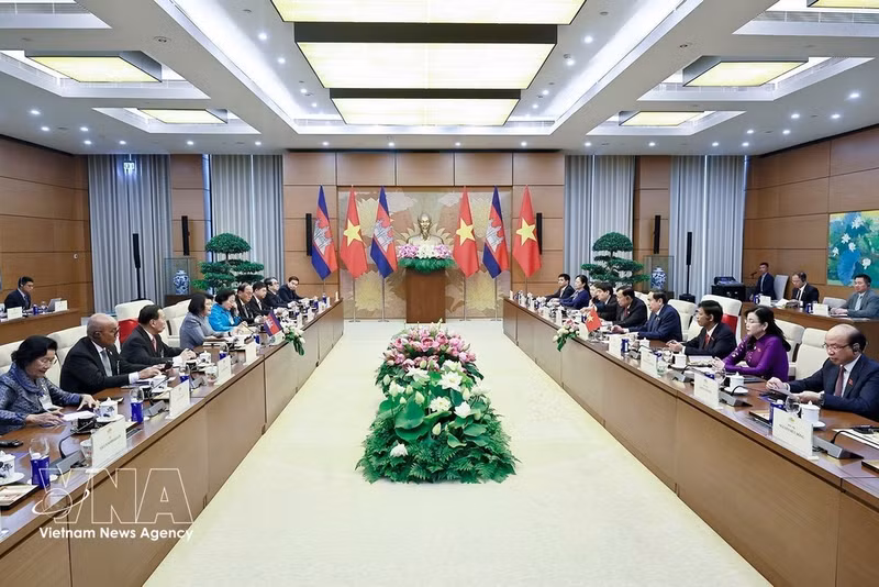 La présidente de l’Assemblée nationaledu Cambodge, Samdech Khuon Sudary, s’entretient le 28 juillet à Hanoï avec le président de l’Assemblée nationale vietnamienne, Tran Thanh Man. Photo: VNA