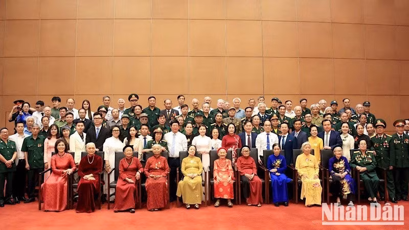La vice-présidente de l'Assemblée nationale, Nguyên Thi Thanh, rencontre une délégation de figures exemplaires ayant servi la nation. Photo : NDEL.