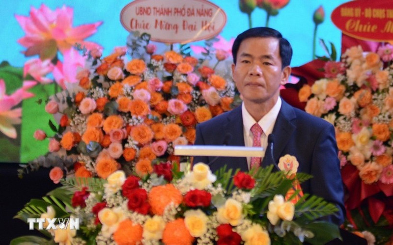 Nguyen Van Phuong, secrétaire du 17e Comité du Parti de la ville de Huê pour le mandat 2025-2030, prononce un discours de clôture du 17e congrès du Parti de la ville de Huê. Photo : VNA.